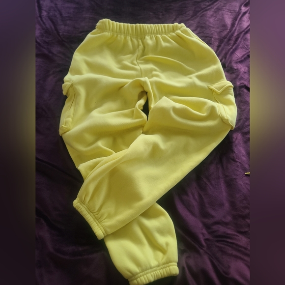 Gorgeous yellow sweat suit set in new condition size medium - Picture 2 of 8